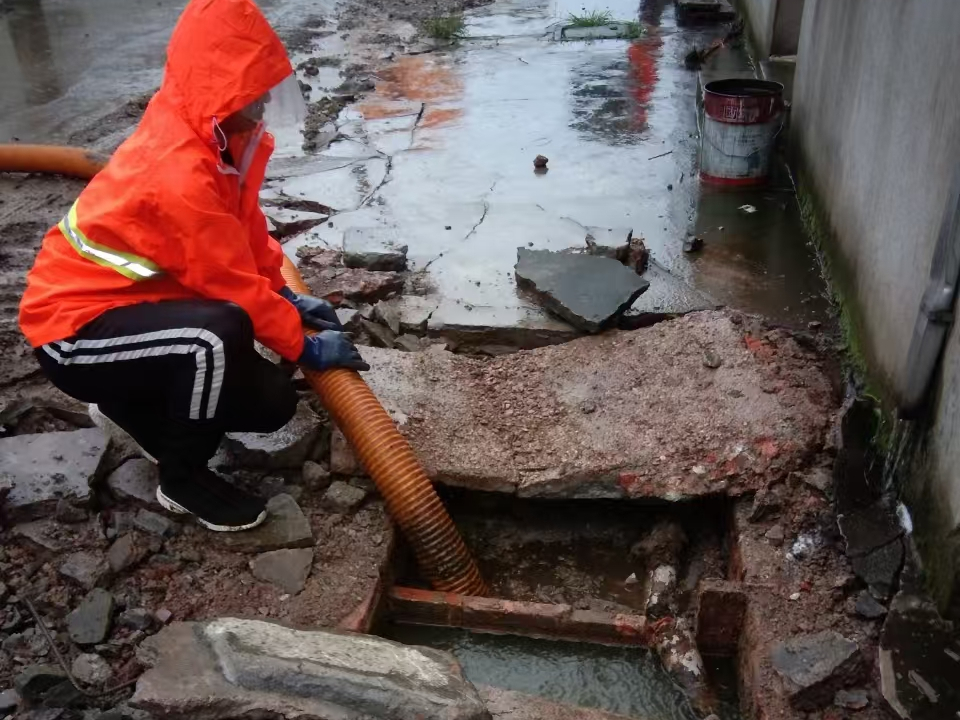 调楼镇专业清理污水池 炜誉市政以规范流程守护城市 “肠道”