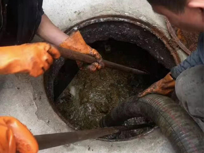 调楼镇清理化粪池时如何避免沼气的危害?